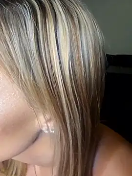 Snapshot of ellieconradxo chatting on 09.20.25 ellieconradxo online show from 09.20.25