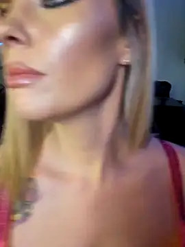 Snapshot of ellieconradxo chatting on 11.18.25 ellieconradxo online show from 11.18.25