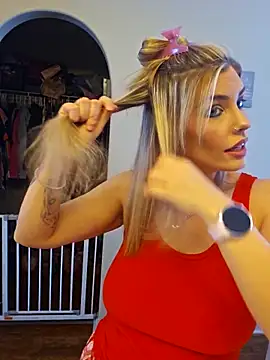 Snapshot of ellieconradxo chatting on 12.15.25 ellieconradxo online show from 12.15.25