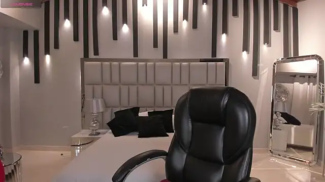 Snapshot of AmberLewis_ chatting on 11.07.25 AmberLewis online show from 11.07.25