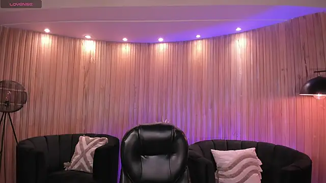 Snapshot of AmberLewis_ chatting on 11.14.25 AmberLewis online show from 11.14.25