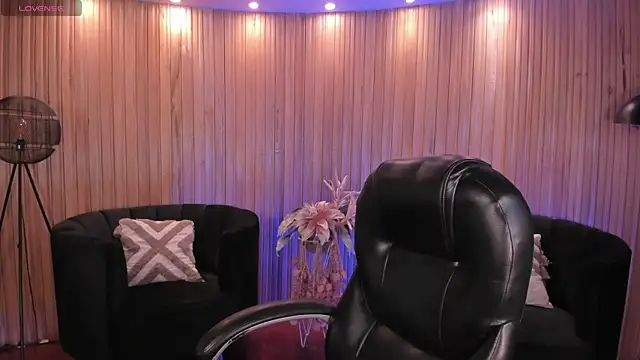 Snapshot of AmberLewis_ chatting on 11.15.25 AmberLewis online show from 11.15.25