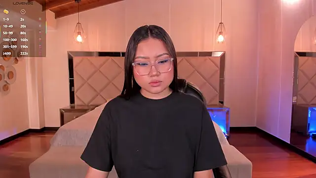 Snapshot of AmberLewis_ chatting on 11.22.25 AmberLewis online show from 11.22.25