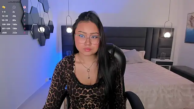 Snapshot of AmberLewis_ chatting on 11.27.25 AmberLewis online show from 11.27.25