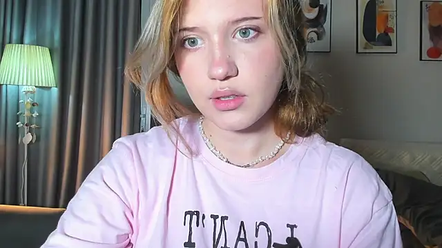 Snapshot of HanahCute chatting on 02.22.25 HanahCute online show from 02.22.25