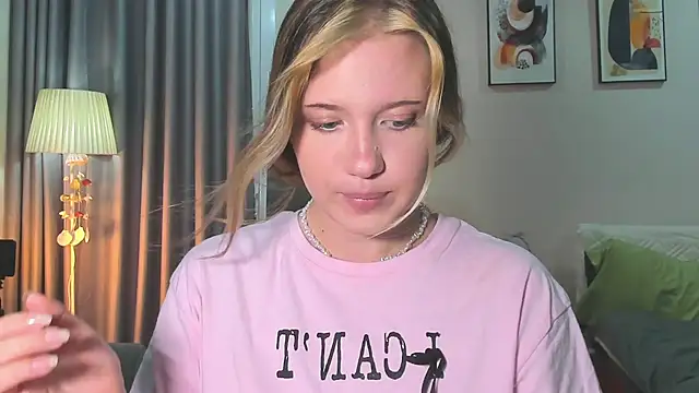 Snapshot of HanahCute chatting on 02.23.25 HanahCute online show from 02.23.25