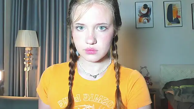 Snapshot of HanahCute chatting on 02.23.25 HanahCute online show from 02.23.25