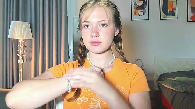 Snapshot of HanahCute chatting on 02.23.25 HanahCute online show from 02.23.25