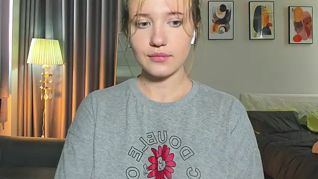 Snapshot of HanahCute chatting on 02.26.25 HanahCute online show from 02.26.25