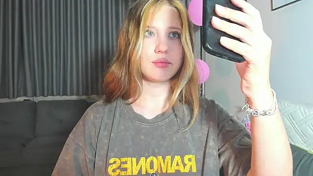 Snapshot of HanahCute chatting on 03.13.25 HanahCute online show from 03.13.25