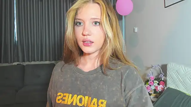 Snapshot of HanahCute chatting on 03.14.25 HanahCute online show from 03.14.25