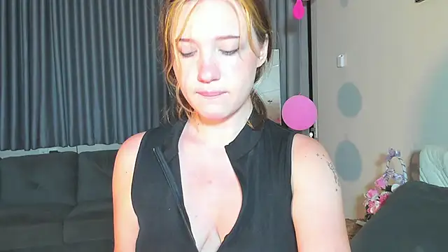 Snapshot of HanahCute chatting on 03.20.25 HanahCute online show from 03.20.25