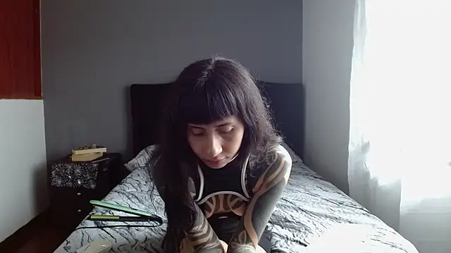 Snapshot of Emilia_1995 chatting on 06.24.26 Emilia 1995 online show from 06.24.26
