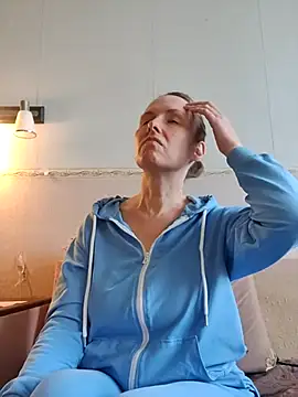 Snapshot of Evelina_cute chatting on 10.27.25 Evelina cute online show from 10.27.25