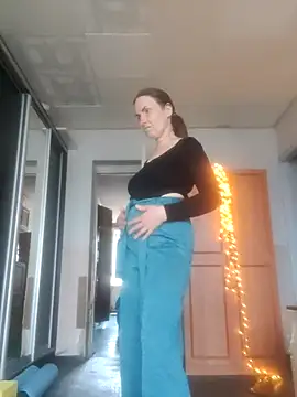 Snapshot of Evelina_cute chatting on 10.31.25 Evelina cute online show from 10.31.25