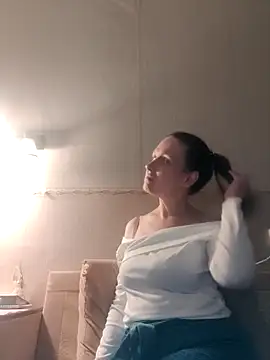 Snapshot of Evelina_cute chatting on 11.13.25 Evelina cute online show from 11.13.25