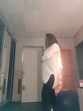 Snapshot of Evelina_cute chatting on 11.25.25 Evelina cute online show from 11.25.25