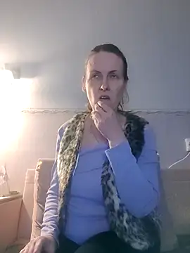 Snapshot of Evelina_cute chatting on 12.15.25 Evelina cute online show from 12.15.25