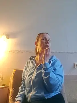 Snapshot of Evelina_cute chatting on 12.16.25 Evelina cute online show from 12.16.25