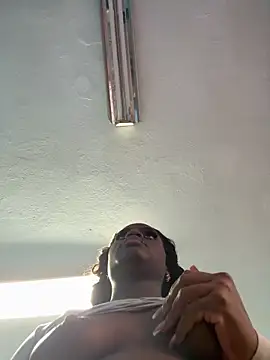 Snapshot of IsabellaBromsS chatting on 12.13.25 IsabellaBromsS online show from 12.13.25