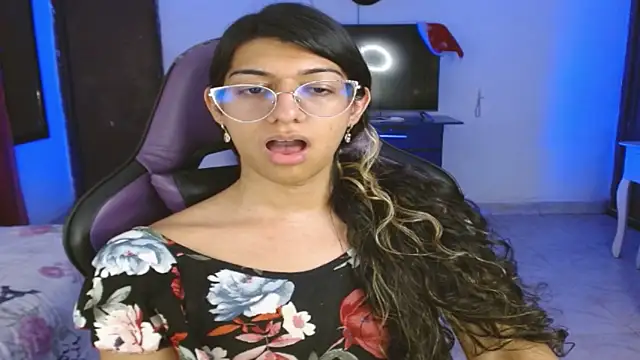 Snapshot of engielphoenis14 chatting on 12.15.25 engielphoenis14 online show from 12.15.25