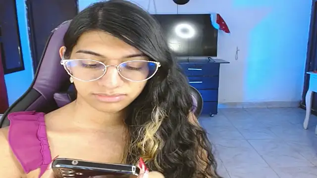 Snapshot of engielphoenis14 chatting on 12.15.25 engielphoenis14 online show from 12.15.25