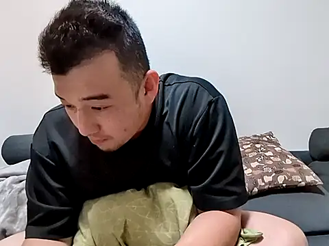 Snapshot of KOUHEY2023 chatting on 12.15.25 KOUHEY2023 online show from 12.15.25