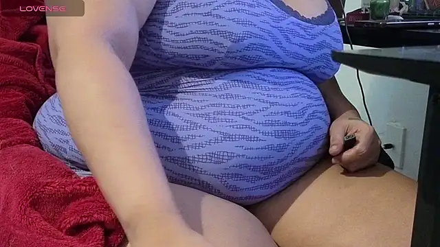 Snapshot of MrAndMrsCrook chatting on 10.08.25 MrAndMrsCrook online show from 10.08.25