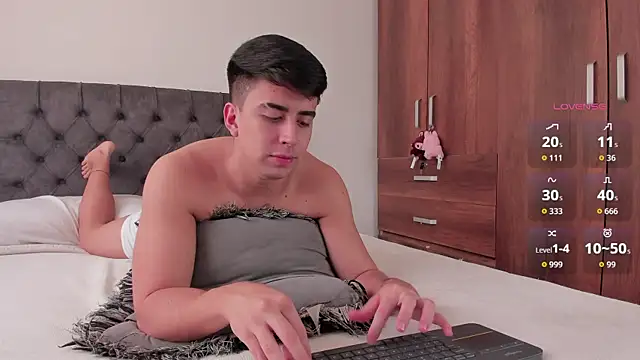 Snapshot of jordanmuskk chatting on 10.21.25 jordanmuskk online show from 10.21.25