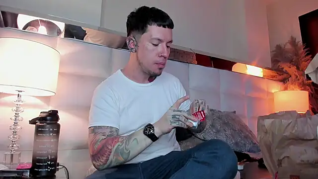 Snapshot of Adam_tatto chatting on 11.05.25 Adam tatto online show from 11.05.25