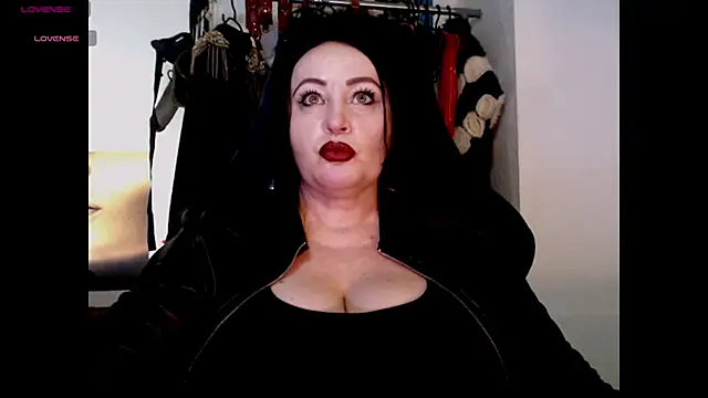 Snapshot of NannaGlossa chatting on 11.16.25 NannaGlossa online show from 11.16.25