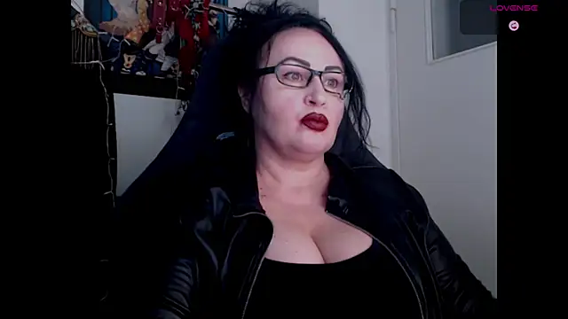 Snapshot of NannaGlossa chatting on 11.23.25 NannaGlossa online show from 11.23.25