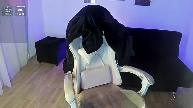 lunitaa18 online show from 10.21.25