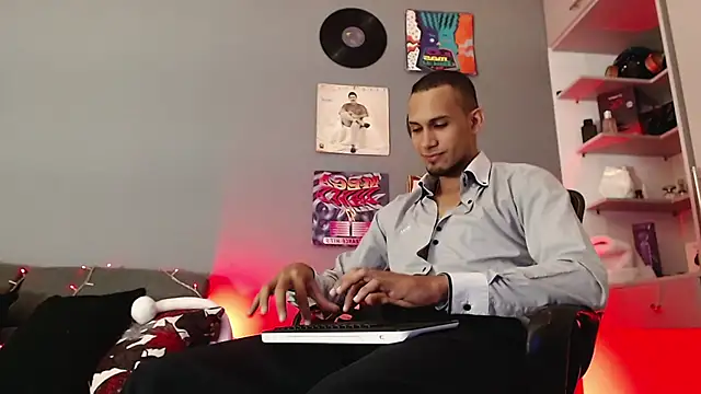 Snapshot of MagnusFrost chatting on 12.28.24 MagnusFrost online show from 12.28.24