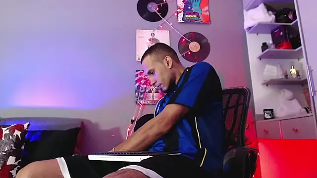 Snapshot of MagnusFrost chatting on 01.04.25 MagnusFrost online show from 01.04.25