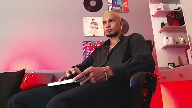 Snapshot of MagnusFrost chatting on 01.11.25 MagnusFrost online show from 01.11.25