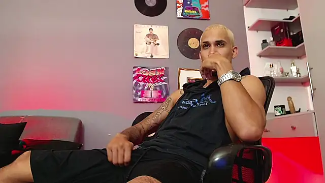 Snapshot of MagnusFrost chatting on 01.11.25 MagnusFrost online show from 01.11.25