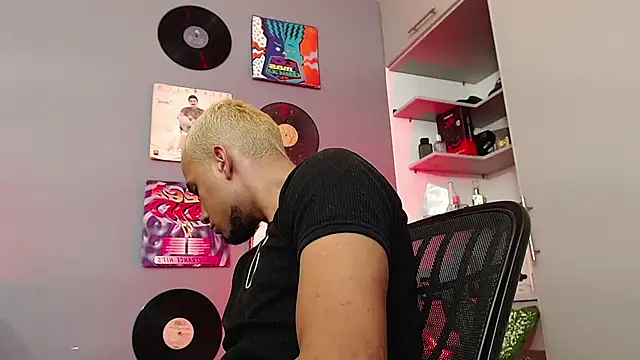 Snapshot of MagnusFrost chatting on 01.14.25 MagnusFrost online show from 01.14.25