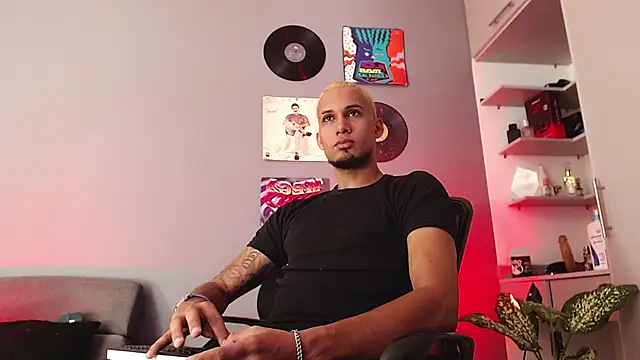 Snapshot of MagnusFrost chatting on 01.14.25 MagnusFrost online show from 01.14.25