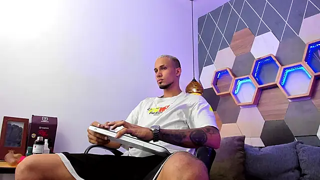 Snapshot of MagnusFrost chatting on 01.29.25 MagnusFrost online show from 01.29.25