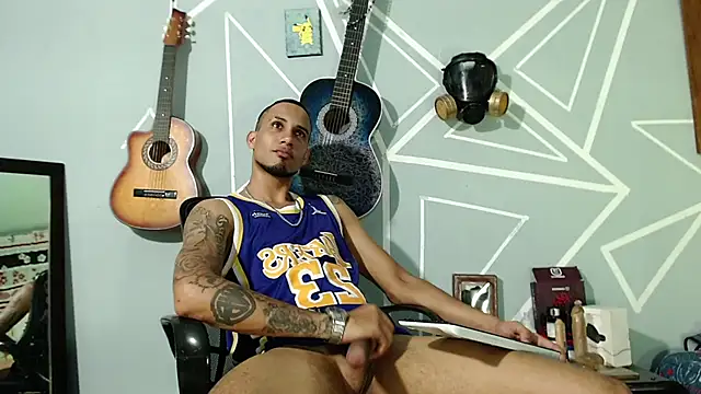 Snapshot of MagnusFrost chatting on 02.04.25 MagnusFrost online show from 02.04.25