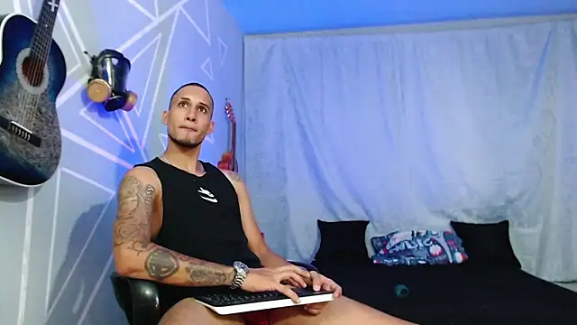 Snapshot of MagnusFrost chatting on 02.07.25 MagnusFrost online show from 02.07.25