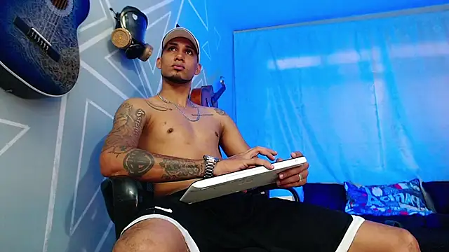 Snapshot of MagnusFrost chatting on 02.08.25 MagnusFrost online show from 02.08.25