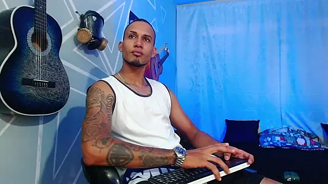 Snapshot of MagnusFrost chatting on 02.11.25 MagnusFrost online show from 02.11.25