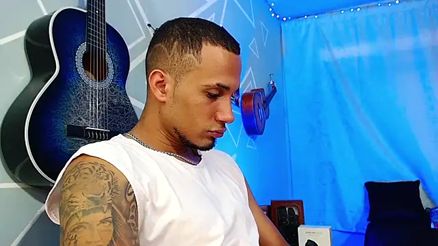 Snapshot of MagnusFrost chatting on 02.19.25 MagnusFrost online show from 02.19.25