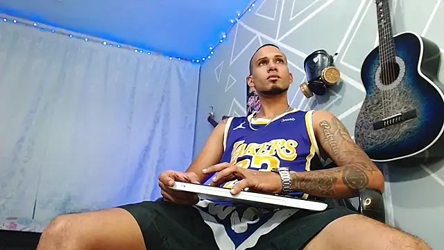 Snapshot of MagnusFrost chatting on 03.05.25 MagnusFrost online show from 03.05.25