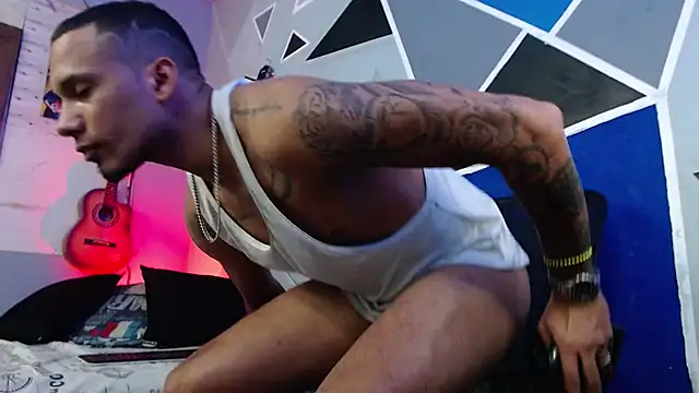 Snapshot of MagnusFrost chatting on 09.17.25 MagnusFrost online show from 09.17.25