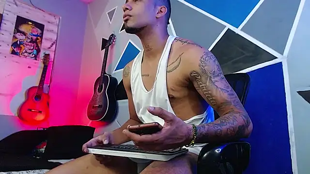 Snapshot of MagnusFrost chatting on 09.18.25 MagnusFrost online show from 09.18.25