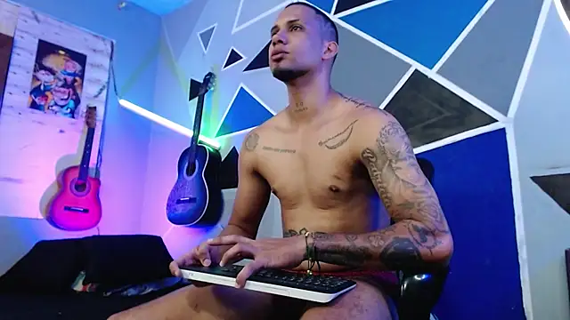 Snapshot of MagnusFrost chatting on 10.06.25 MagnusFrost online show from 10.06.25