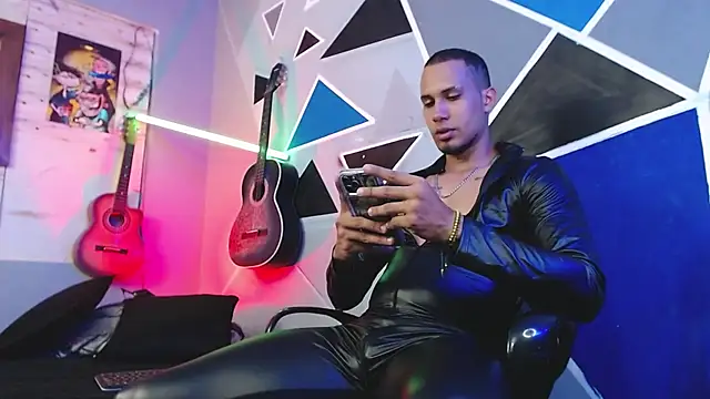 Snapshot of MagnusFrost chatting on 10.09.25 MagnusFrost online show from 10.09.25